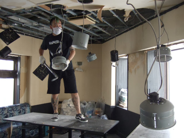 店舗の解体作業